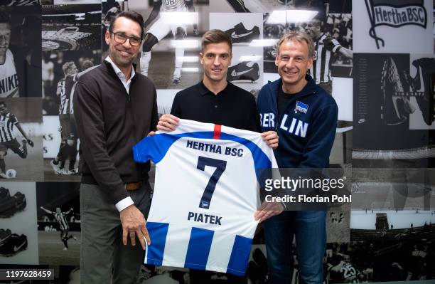New arrival Krzysztof Piatek of Hertha BSC poses with a shirt after the medical check on January 30, 2020 in Berlin, Germany.