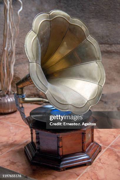 old gramophone with a vynil disc - vynil foto e immagini stock