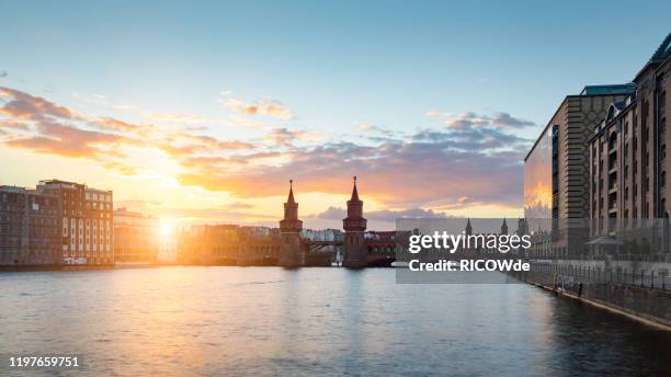 berlin cityscape, oberbaum bridge, berlin - berlin panorama stock-fotos und bilder