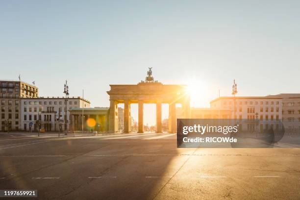 sunshine through brandenburg gate, berlin, germany - porta de brandemburgo imagens e fotografias de stock