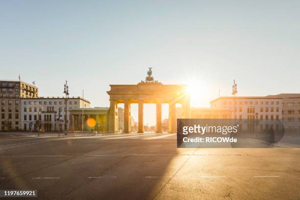 sunshine through brandenburg gate, berlin, germany - brandenburger tor 個照片及圖片檔