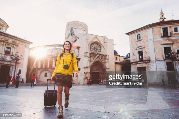 toeristische vrouw die valencia bezoekt, plaza de la virgen - valencia spain stockfoto's en -beelden
