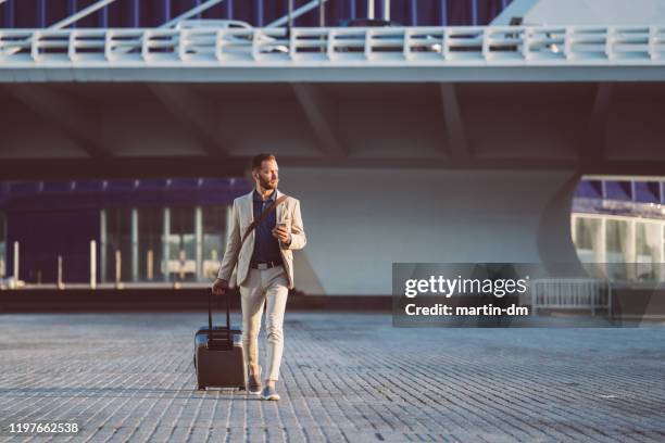 zakenman op zakenreis in spanje - man airport stockfoto's en -beelden