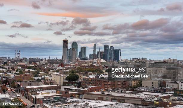 high angle view of greenpoint, brooklyn and long island city, queens - brooklyn skyline foto e immagini stock