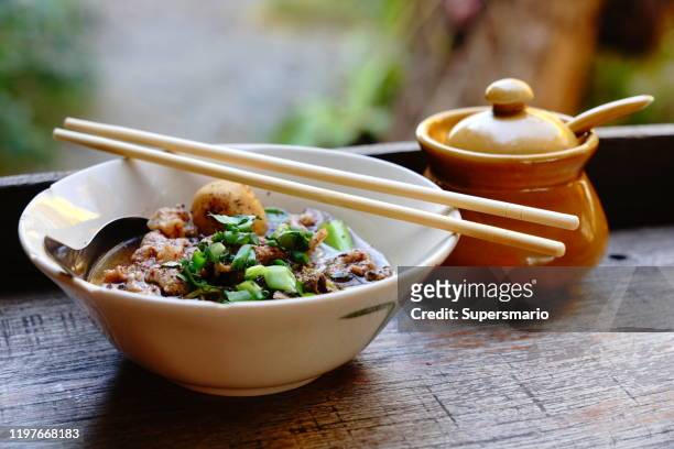 rindersuppe auf einem holz - udon noodles stock-fotos und bilder