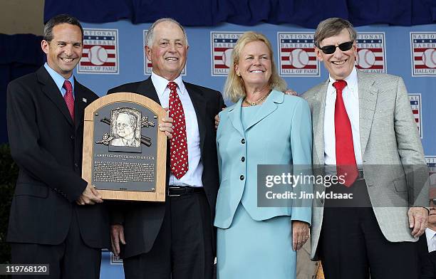 Pat Gillick poses with his plaque with Basebal Hall of Fame president Jeff Idelson, Hall of Fam chairman Jane Forbes Clark and MLB commissioner Bud...