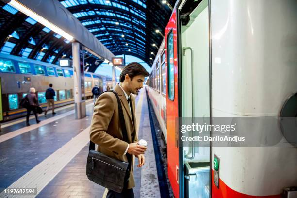 moderne gentleman gaan voor reizen met de trein - instappen stockfoto's en -beelden