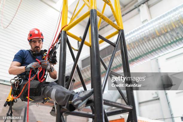 ingénieur de travail élevé manuel de télécommunication escaladant une antenne - rope high rescue photos et images de collection