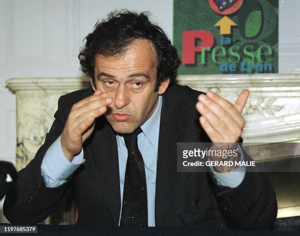 Michel Platini, le co-président du Comité français d'organisation, donne une conférence de presse, le 07 avril à Lyon, à 64 jours de l'ouverture du...