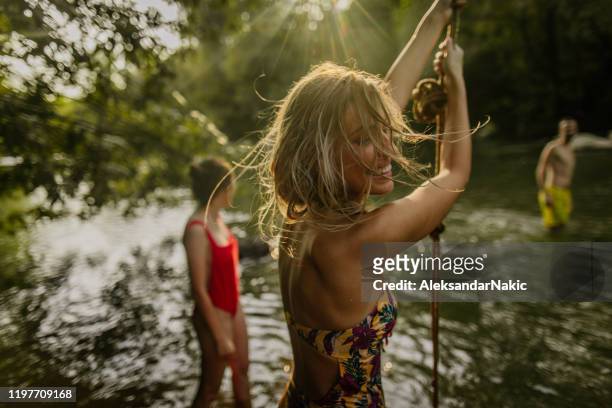 liana swing op de rivier - eendelig zwempak stockfoto's en -beelden