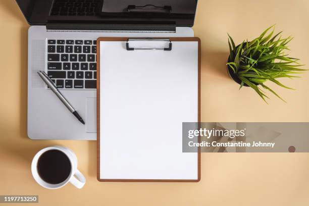 clipboard and laptop on work desk - office work flat lay stock-fotos und bilder