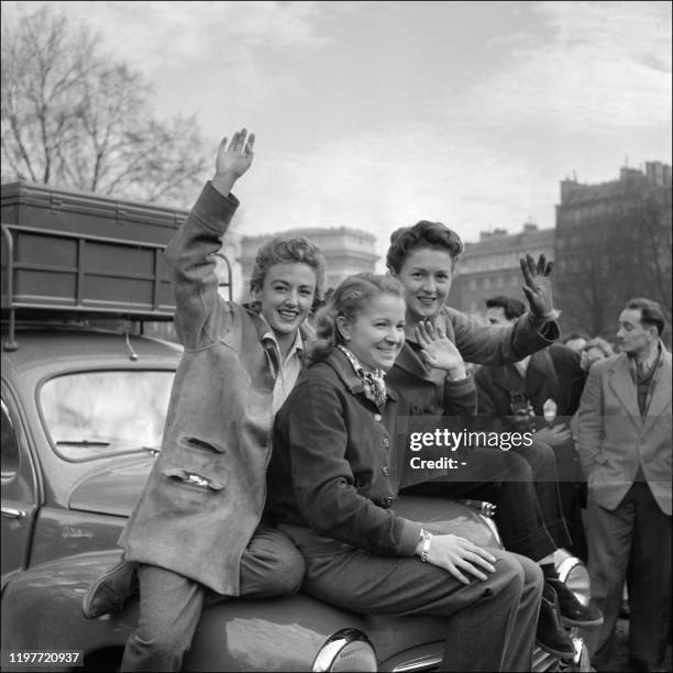 Trois jeunes femmes, la célèbre amazone Michèle Cancre, une comédienne, France Degand et une esthéticienne, Janine Delbert saluent la foule le 28...