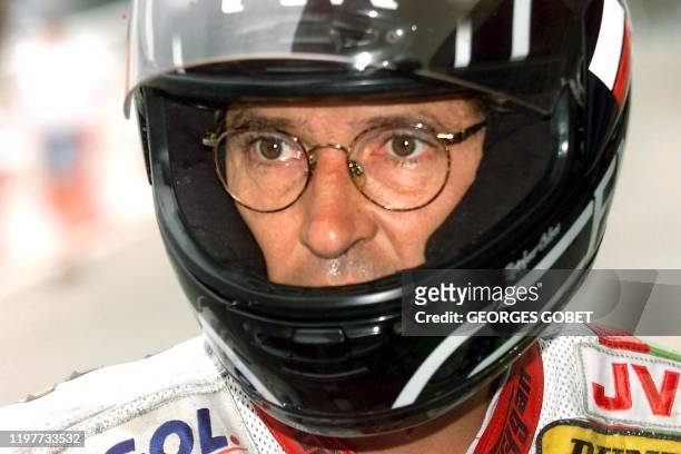 Le pilote français Bertrand Sebileau sur Kawasaki, leader du championnat du monde des pilotes d'endurance, s'apprête à commencer une séance d'essais...