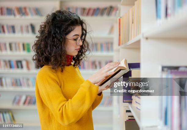 vrouw in de bibliotheek - library　woman stockfoto's en -beelden