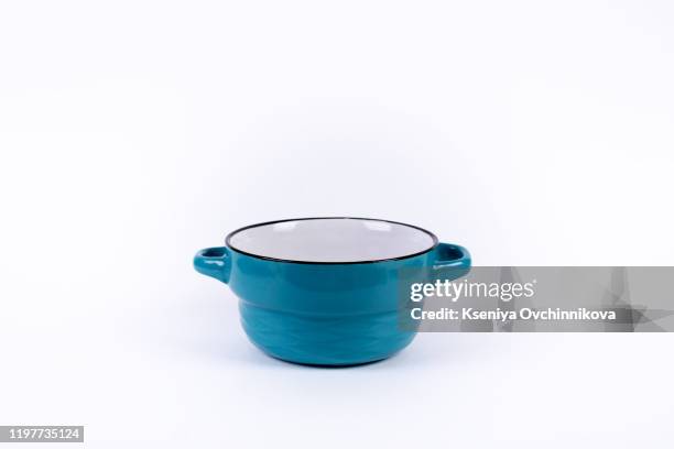 blue salad bowl isolated on white background - blue bowl stockfoto's en -beelden