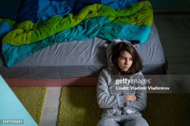 ragazza depressa seduta sul pavimento - depressed teenager foto e immagini stock