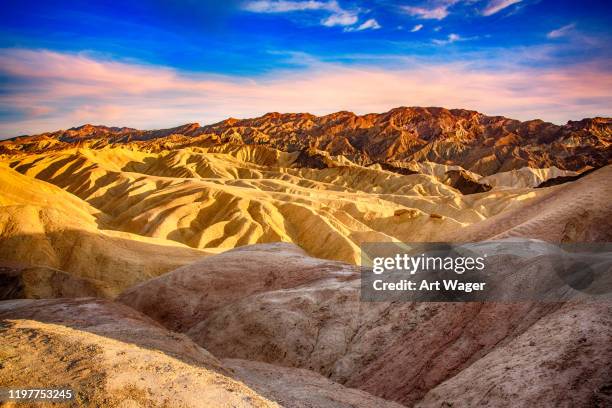 death valley badlands - mojavewoestijn stockfoto's en -beelden