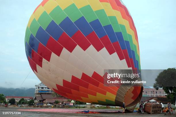 hot air balloon initiation - vang vieng balloon stock-fotos und bilder