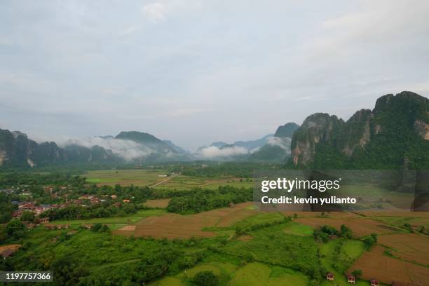 aerial view of vang vieng landscape, laos - vang vieng balloon stockfoto's en -beelden