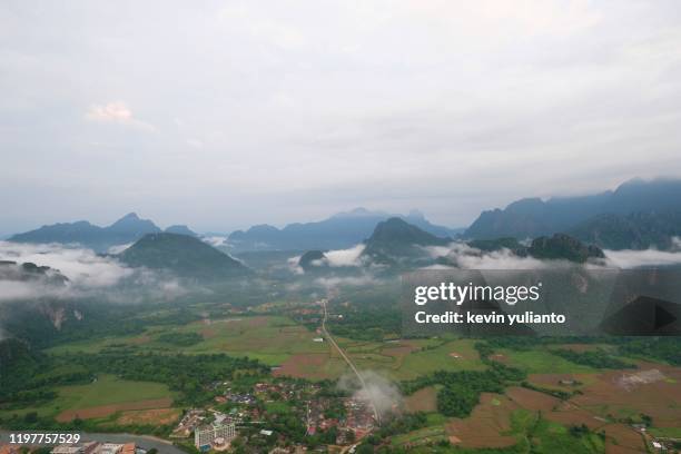 aerial view of vang vieng landscape, laos - vang vieng balloon stock-fotos und bilder