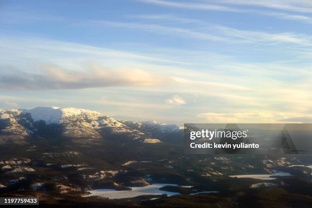 snowcapped mountain range in yukon from air - whitehorse bildbanksfoton och bilder