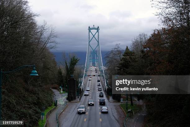 lions gate bridge in vancouver during daylight - vancouver lions gate stockfoto's en -beelden