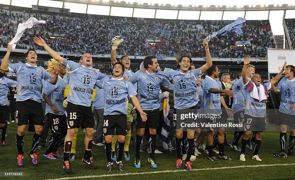 Uruguay v Paraguay - Copa America 2011 Final