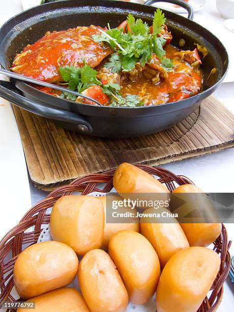 chili crab and fried buns - wok stockfoto's en -beelden