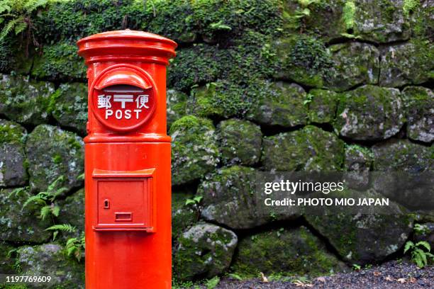 millennials and a child take a trip in nikko_japan - openbare brievenbus stockfoto's en -beelden