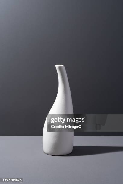 white porcelain empty vase - objet design photos et images de collection