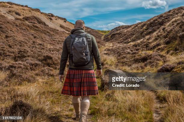 senderismo masculino con un kilt en el campo - falda escocesa fotografías e imágenes de stock