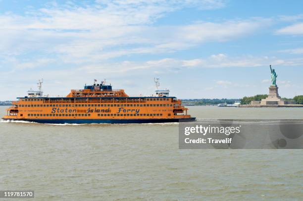 statue of liberty and staten island ferry - staten island ferry - fotografias e filmes do acervo