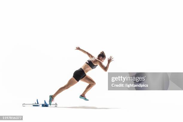 track and field in white studio - startblok atletiek stockfoto's en -beelden