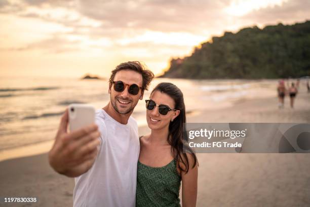 par tar en selfie på stranden - beach selfie bildbanksfoton och bilder