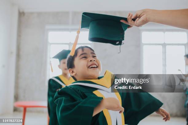 portret van vrolijke schattige thaise jongen lagere school graduate - differential focus education reach stockfoto's en -beelden