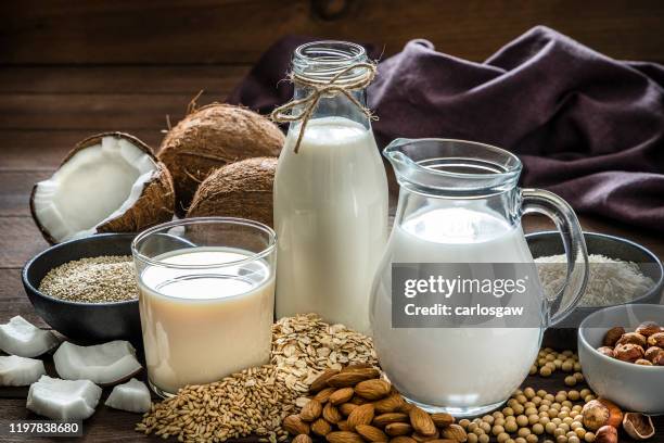 varios tipos de leche vegana - dairy product fotografías e imágenes de stock