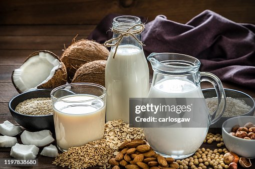 Vari tipi di latte vegano Vari tipi di latte vegano