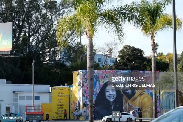 New mural by French artist Mr. Brainwash picturing Kobe Bryant and his daughter Gigi is seen in Los Angeles on January 31, 2020. / RESTRICTED TO...