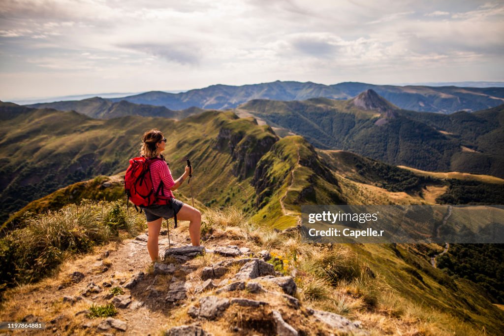 Activité sportive - Randonneuse dans le cantal