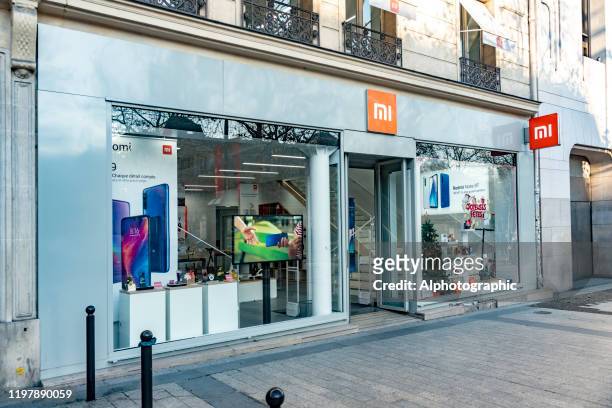 2019 shop front on the champs elysees at christmas. paris, france - xiaomi stock pictures, royalty-free photos & images