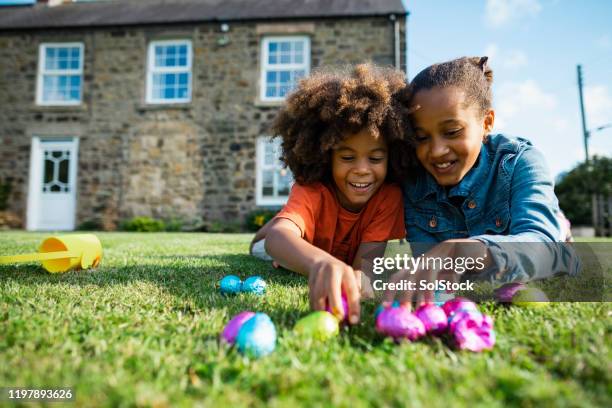 ostern mit meinem bruder! - easter egg hunt stock-fotos und bilder