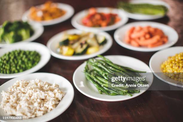 plates of healthy food - preparación de alimentos fotografías e imágenes de stock