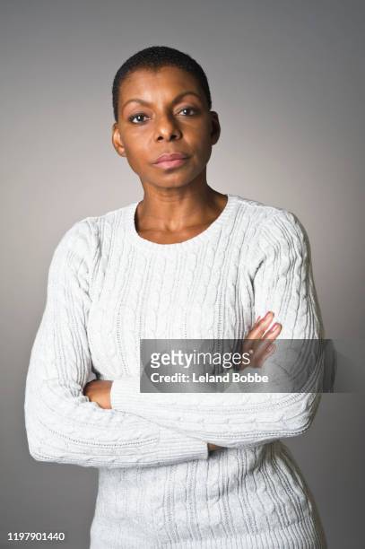 studio portrait of middle aged african american woman - african american woman serious stock-fotos und bilder