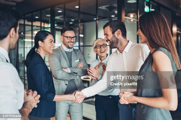 felicitación de los nuevos socios - dar la mano fotografías e imágenes de stock