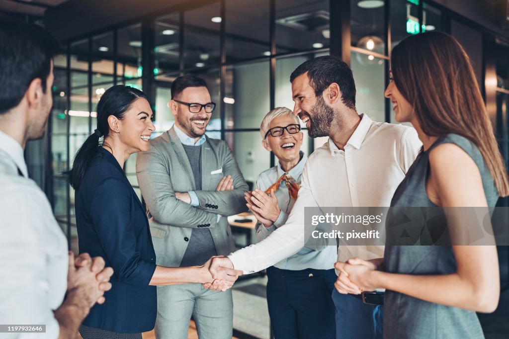 Congratulandosi con i nuovi partner