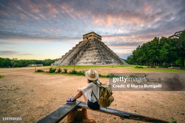 tourist exploring chichen-itza archaeological site, yucatan, mexico - explorer 個照片及圖片檔