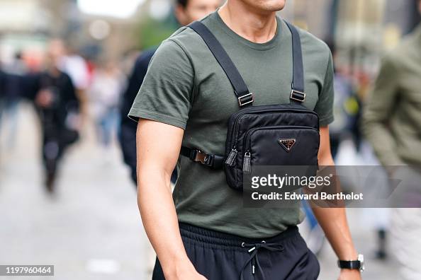 voorkomen Katholiek Voorkeur A guest wears a khaki t-shirt, a Prada chest bag, black sport pants...  Fotografía de noticias - Getty Images