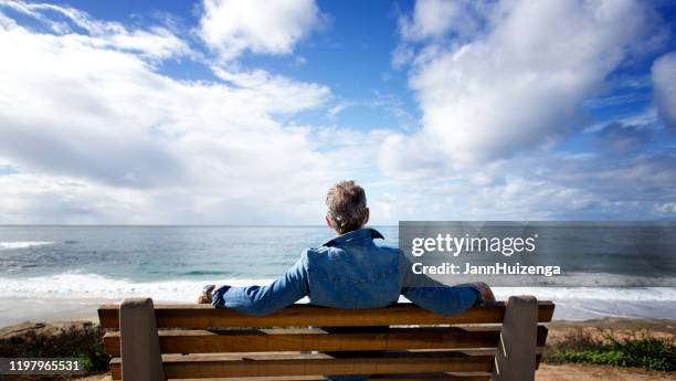 la jolla, ca: uomo seduto in panchina guardando l'oceano pacifico - sitting on a cloud foto e immagini stock