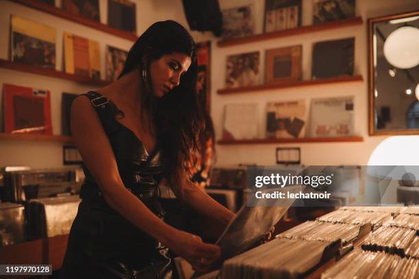 girl in a vintage record shop - loja de música imagens e fotografias de stock