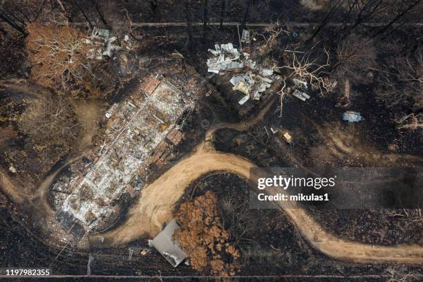 destruction d'incendie de brousse - australia wildfires photos et images de collection